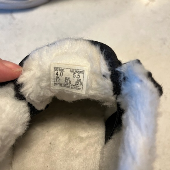 Vans insulated slip ons. Mens 4 womans 5.5 black. - Picture 4 of 4